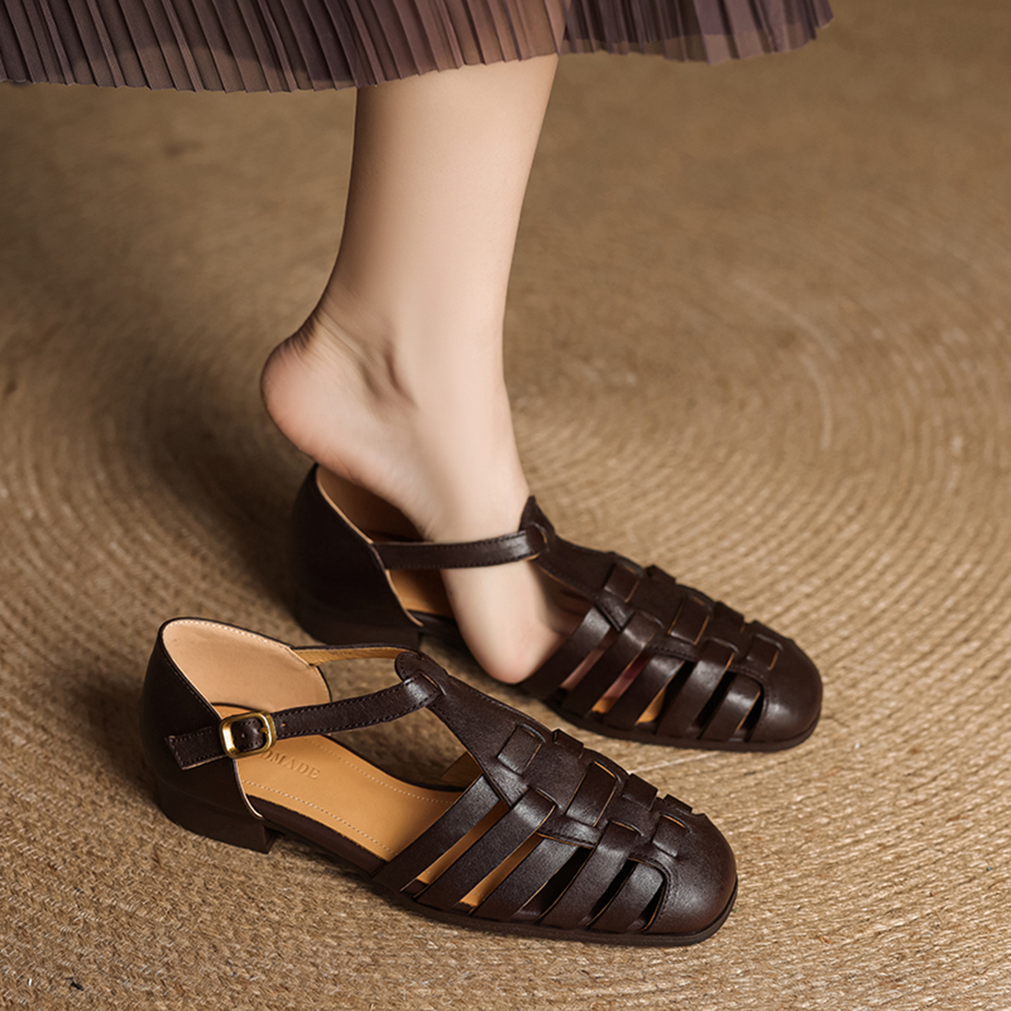 Sandal nữ da bò dệt rỗng quai chữ T phong cách Anh, mũi tròn đế bệt La Mã — màu nâu