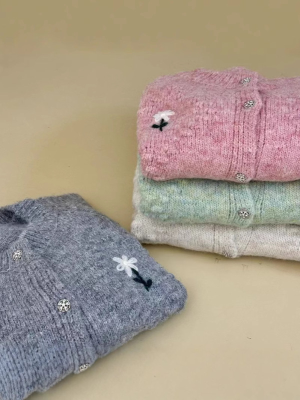 小花デザインの柔らかいモチモチのセーターの新型の秋のフランス式の優しい怠惰な花の刺繍の気質のセーターのニットのカーディガン|undefined