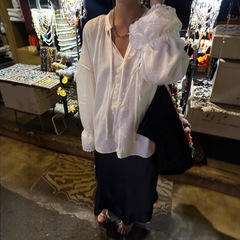 シャツ2025の新型夏の女性の白い日焼け止めの爆発的な長袖のゆったりしたシャツのフランスの気質は腹の上着を遮ります。