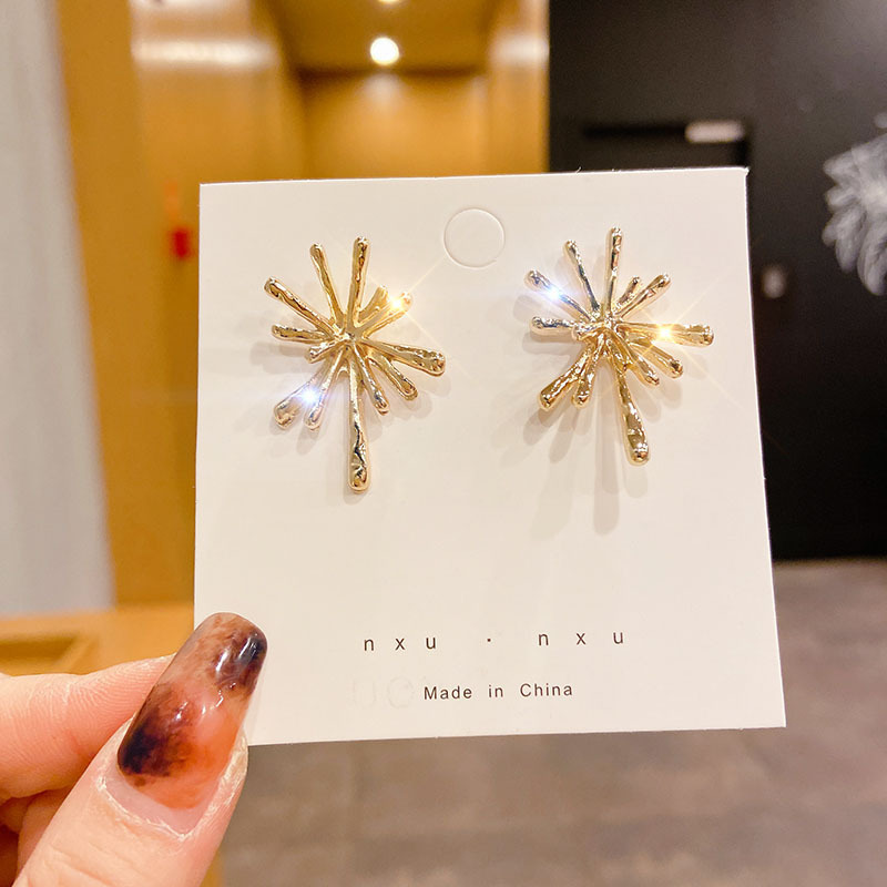 Luz de lujo de alto nivel nicho de diseño femenino sensación de aretes de bordilla temperamento perla asimetría joyería perla al por mayor