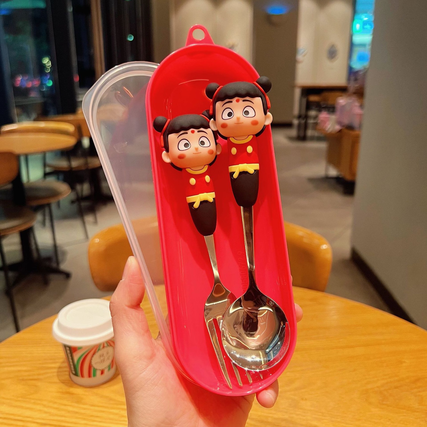 작은 숟가락과 포크(빨간색 원형 상자)