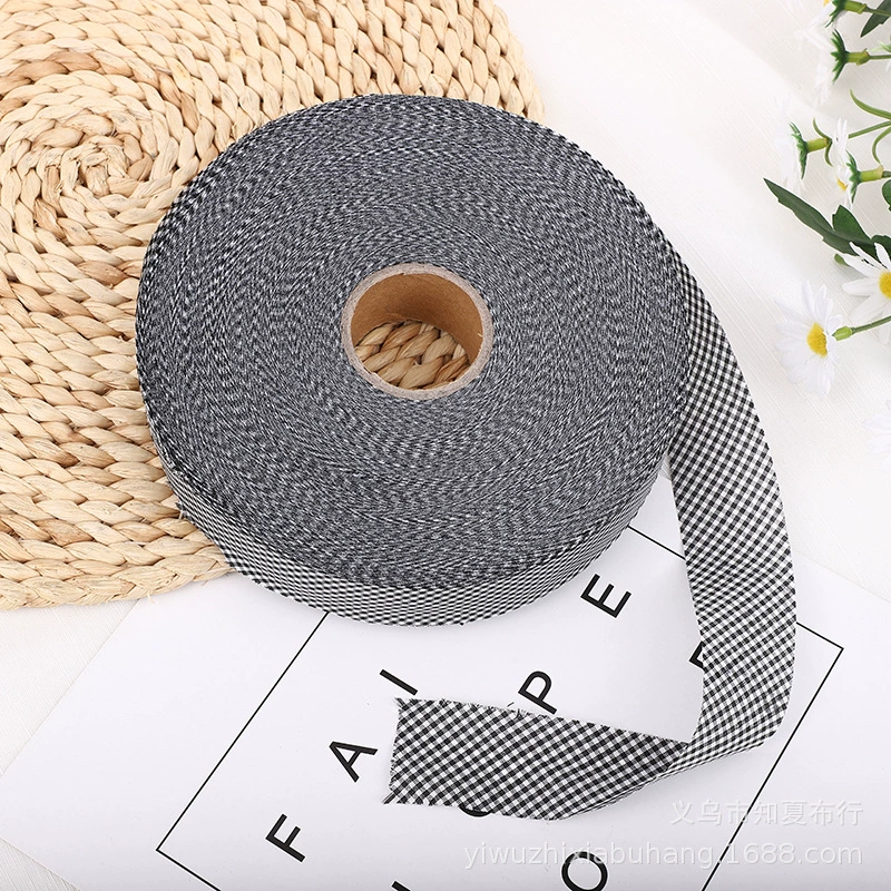 Оптовая продажа различных видов кромочных тесьм, полиэстеровая тесьма с эффектом штапика в черно-белую клетку, диагональная резка под углом 45 градусов, полиэстер-хлопковый сатин с глянцевым петлевым ворсом.