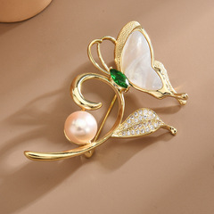 Elegant, niche-designed autumn/winter mother-of-pearl butterfly brooch—high-end, versatile freshwater pearl coat accessory available for wholesale
