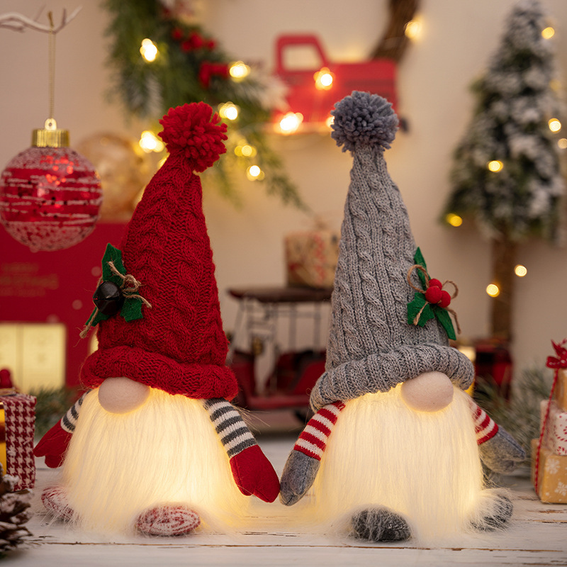 クリスマスプレゼントの長いひげのサンタクロースの明かりの子供は装飾品のショーウインドーのテーブルのカウンターの装飾の配置を並べます。|undefined