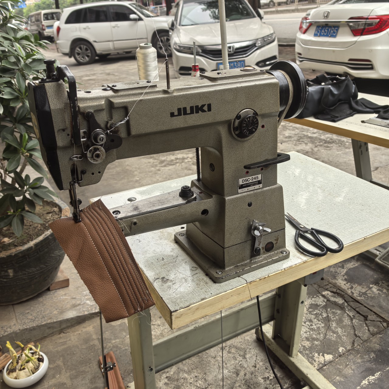 重机小嘴高车，真皮表带皮带一些对线迹高要求的皮革制品用针车