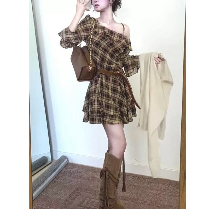 法式格纹斜肩长袖连衣裙女秋季新款绝美气质收腰显瘦荷叶边短裙子|undefined
