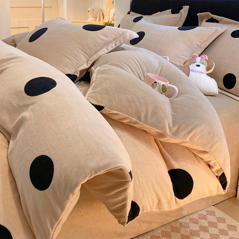 Cama de terciopelo de leche de cuatro piezas conjunto de 2025 coral terciopelo de coral sábanas calentadoras gruesas cubierta de edredón de cama de tres piezas conjunto de ropa de cama