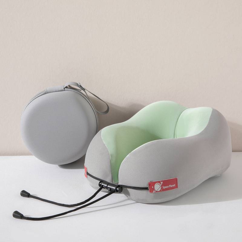 푸른 잔디와 회색의 조합