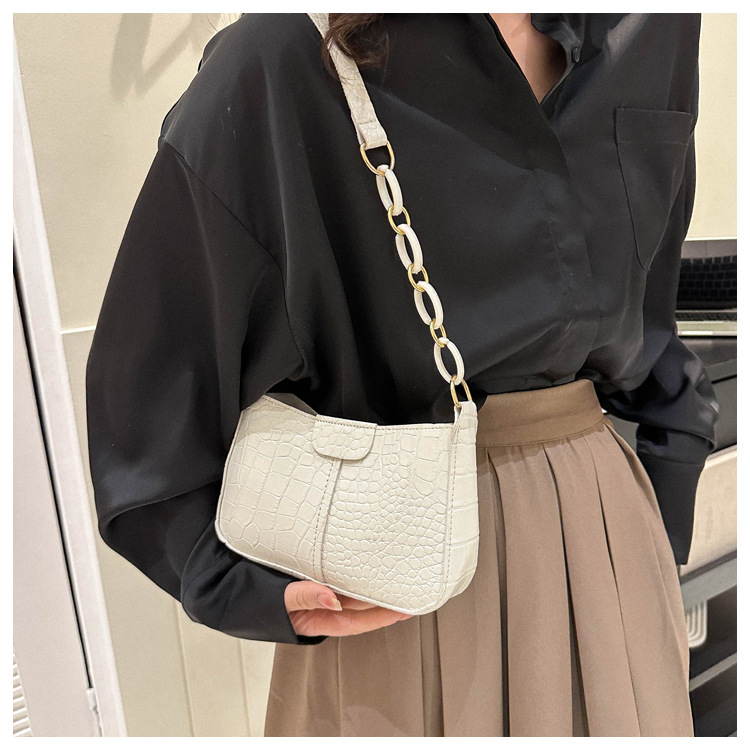 2023 Spring New Simple Trend One Shoulder Underarm Small Square Bag Net Red Fashion Temperament Commuter Bag Female_voghion.com