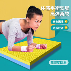 西グリーンバランスヨガマットは体を厚くして体を柔らかくします。