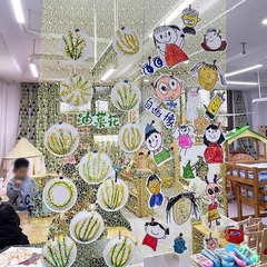 幼稚園の仕切りの飾りのアートワークの区域の環創材料の教室は装飾の壁の作品を配置してネットの糸の廊下を展示します。