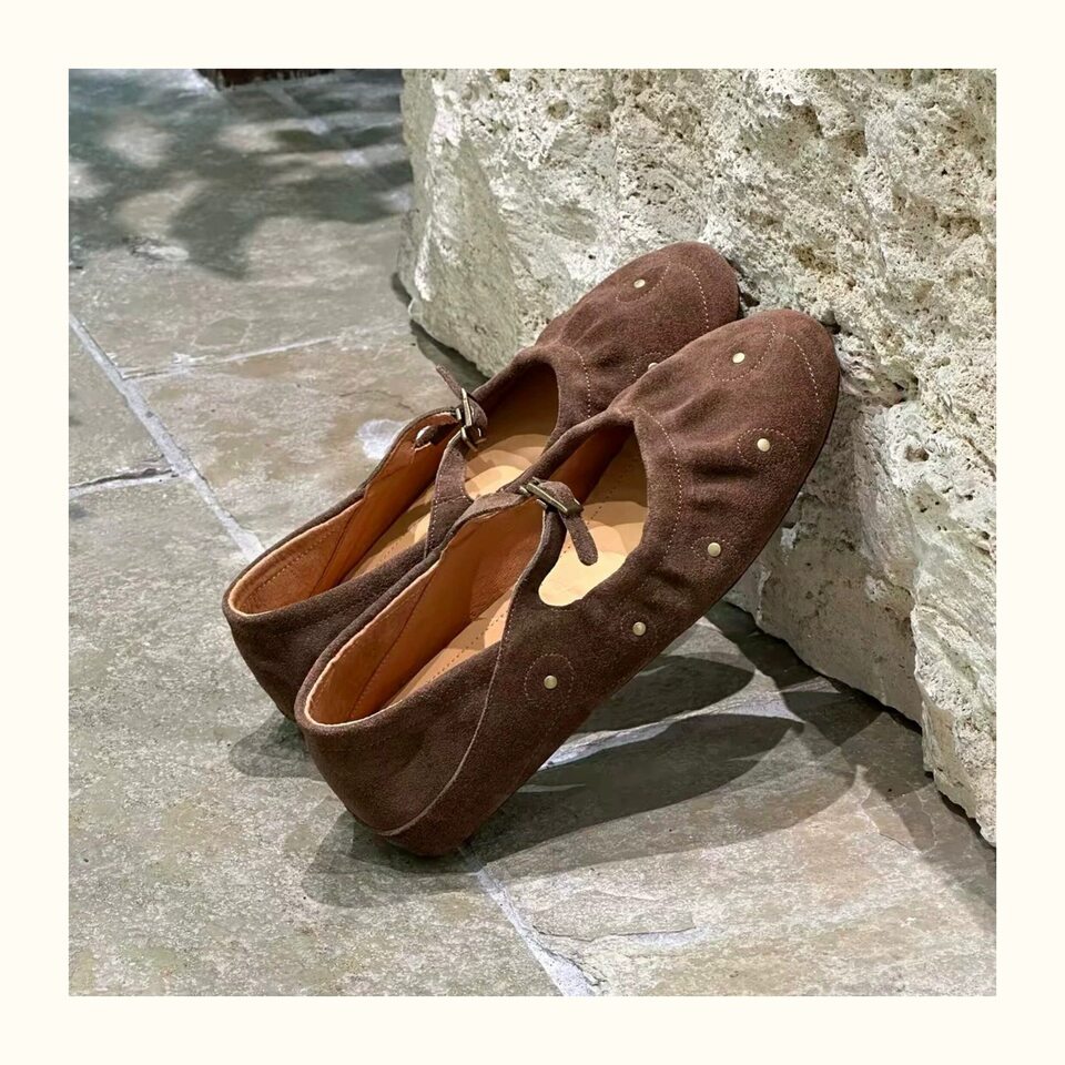 Giày bệt nữ Mary Jane mũi tròn cổ nông đính đinh tán khóa ngang, đế bằng 1 cm — Màu caramel, Màu cà phê chi tiết 10