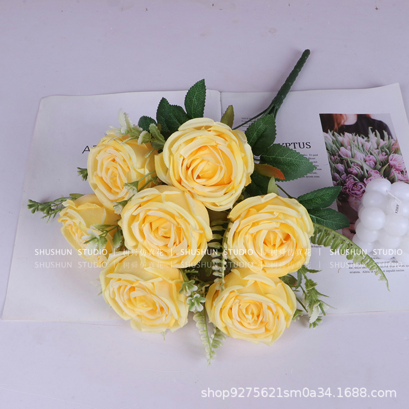 황실 첩 장미를 넣으십시오-수생 식물의 꽃 머리 7 개