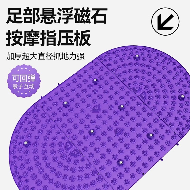 国境を越えて楕円形の指押さえ板の漢方医は足裏マッサージを推奨して足裏マッサージを大きくして室内でその場で走る|undefined