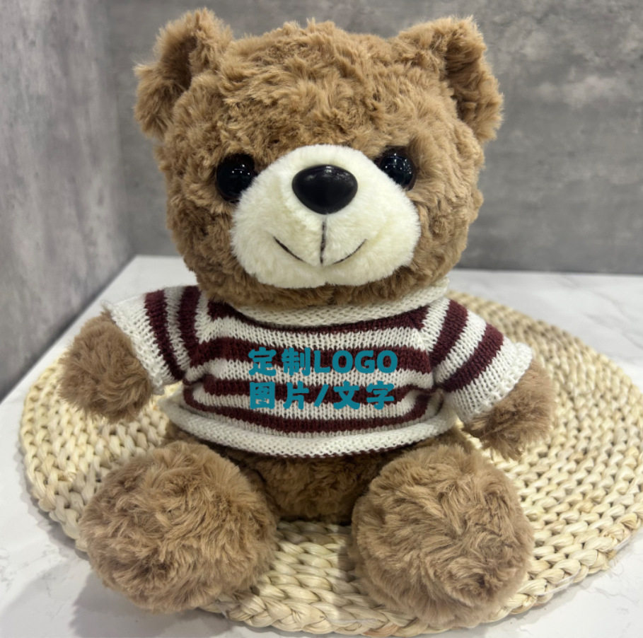 Los juguetes de peluche lindos se pueden combinar con logotipos impresos para enviar muñecas de muebles a amigos y vecinos.