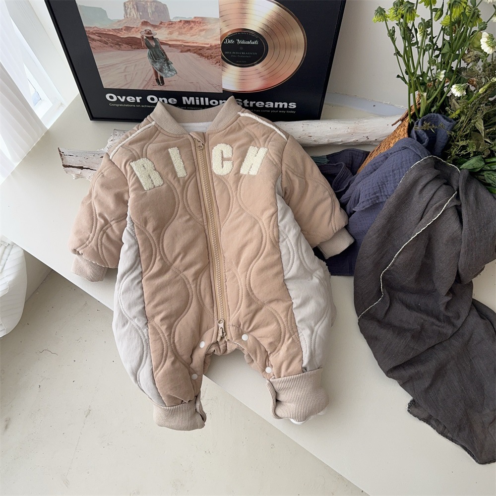 2024 nuevo invierno bebé coreano de dibujos animados letras de estilo occidental acolchado de algodón grueso cálido y cómodo abrigo de algodón de una pieza suave