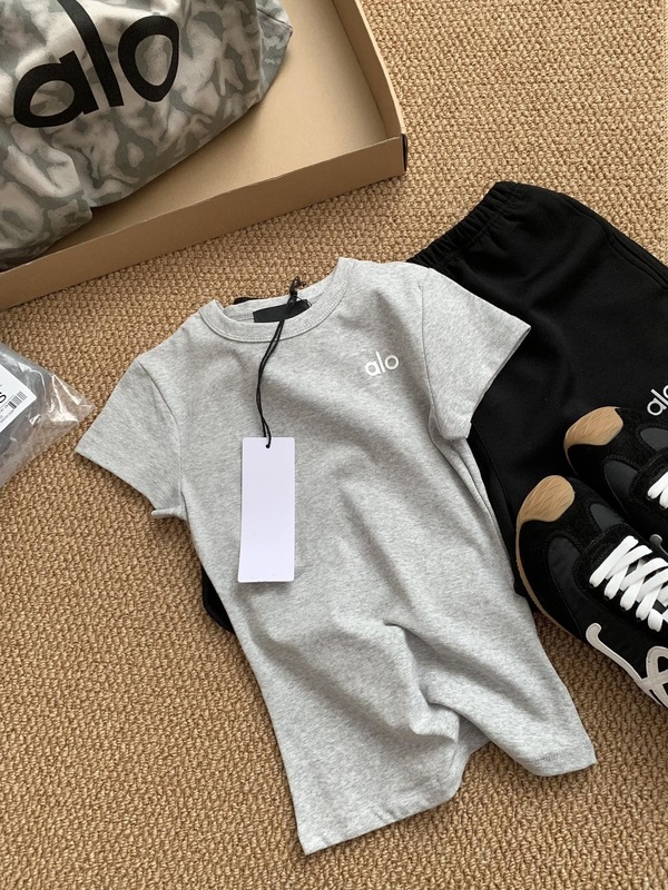 ALO純色の丸首のアルファベットのプリント半袖tシャツの女性はスリムで痩せたデザイン感があります。|undefined