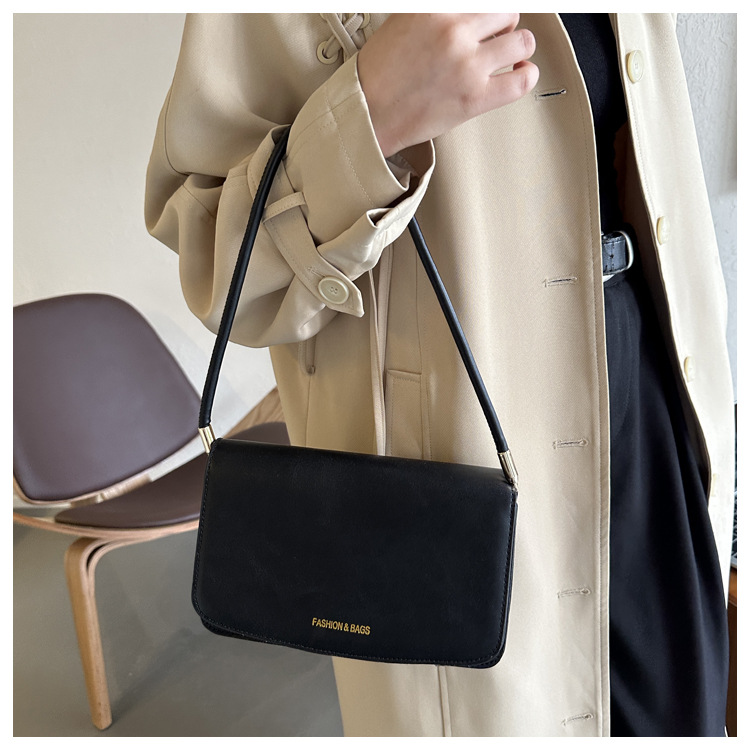 Texture simple et à la mode petit sac carré 2024 nouveau sac à bandoulière polyvalent de banlieue version coréenne sac à aisselles design de niche à la mode_voghion.com