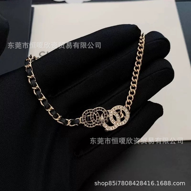 Xiaoxiangjia ペアレター ダブル C インレイ ブラック ホワイト ダイヤモンド ネックレス レディース フレグランス グランマ ブラック レザー クロス鎖骨チェーン 工場直販|undefined