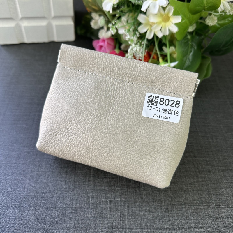 厚手の収納袋のトップ層の牛革は閉じています。