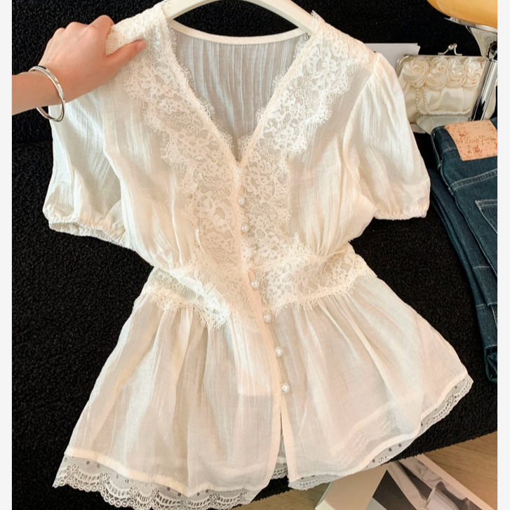 Forest-style eyelash lace patchwork V-neck loose shirt, casual and relaxed style, white shirt with embroidered chiffon to conceal the belly