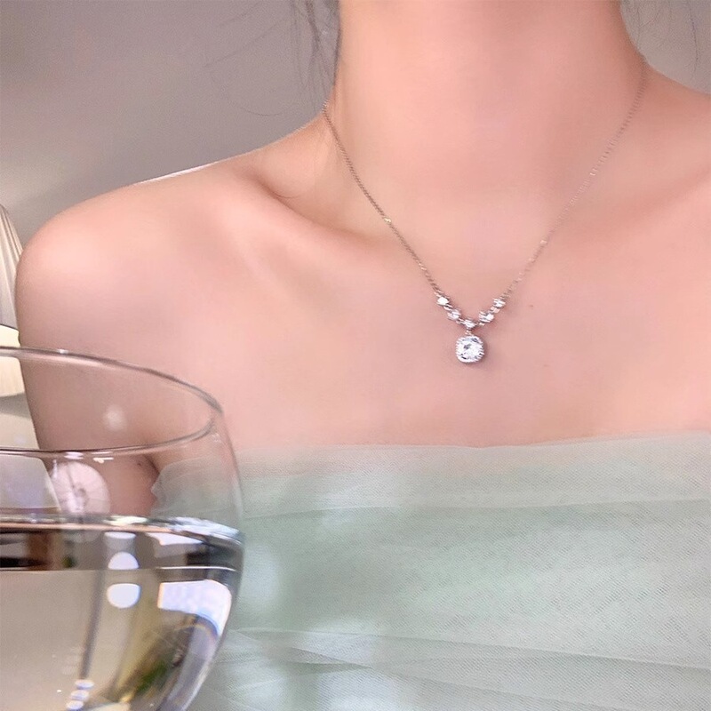 女性用の軽くて豪華なジルコンシュガーキューブダイヤモンドネックレス、シンプルなニッチデザインのネックレス、絶妙でハイエンド、多用途の鎖骨チェーントレンド|undefined