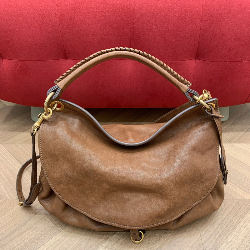 2026 New Autumn/Winter Trendy Caramel-colored Oil Wax Leather Underarm Bag, Versatile Commuting Large Capacity Bag for Women 2026 New Autumn/Winter Trendy Caramel-colored Oil Wax Leather Underarm Bag, Versatile Commuting Large Capacity Bag for Women