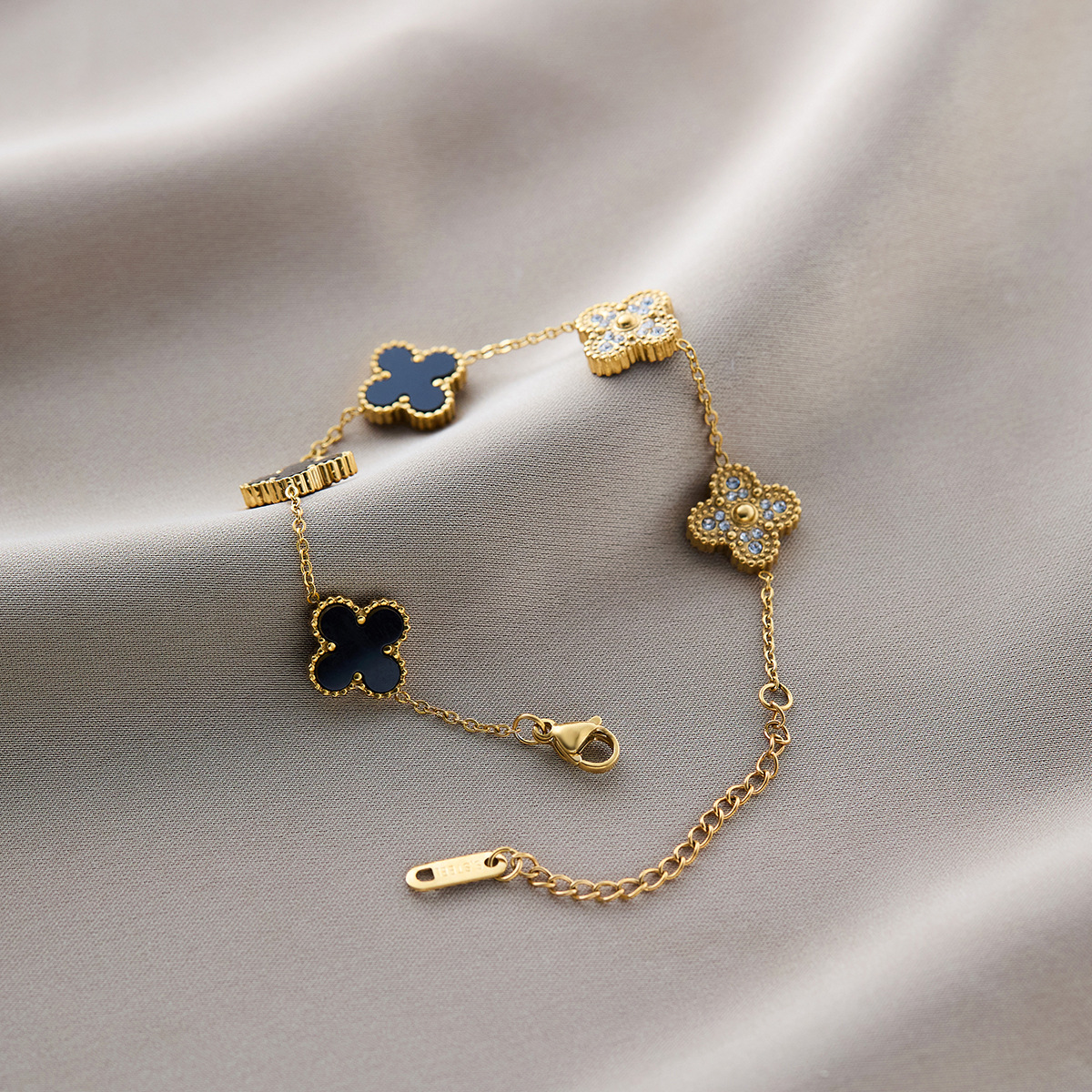 温鑑は色を落とさないで越境してよく売れているチタン鋼のブレスレットの女性の五葉の草はダイヤモンドのins風の個性の18kの真空の電気めっきを入れます。