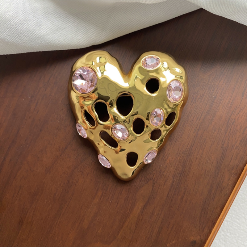 Autumn and Winter European and American Fashion Metal Heart Gemstone Brooch Women's Accessible Luxury Elegant High-End Sweater Coat Pin Accessories