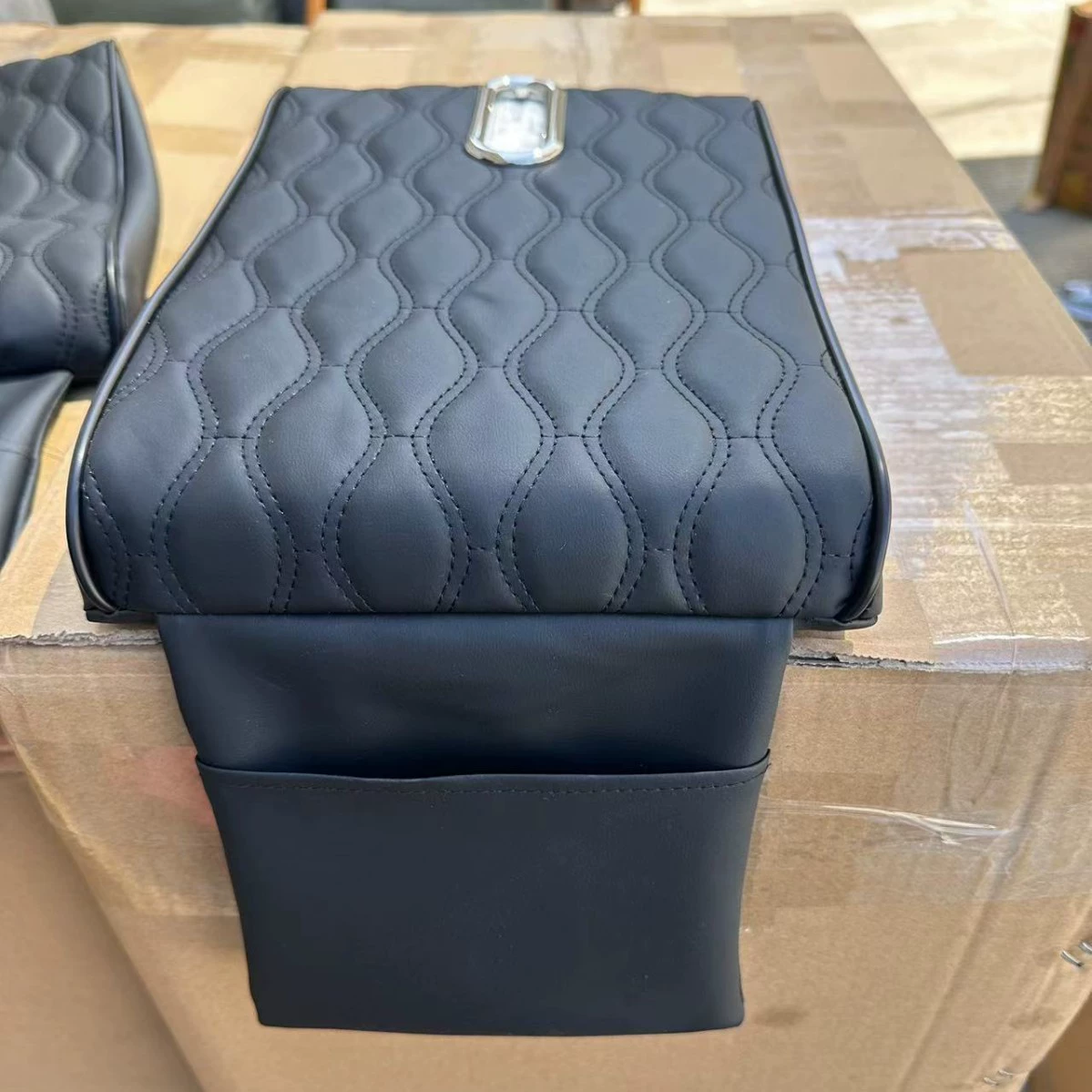 Источник производителя автомобиля интерьера подлокотник подушка для центрального управления многофункциональный подушка для повышения общего типа с бумажным полотенцем