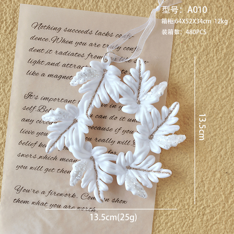 Nuevo colgante de acrílico de Navidad blanco transfronterizo, copos de nieve en polvo de brillo, paquete de regalo de árbol de Navidad de mariposa, colgante de caramelo pequeño