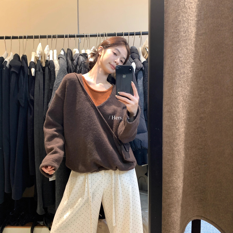 Hers One Spoon of Sweetness 2025 Autumn and Winter Korean Casual Loose Slimming Look Contrasting Color V Neck Sweater for Women 92639 (with Bag)