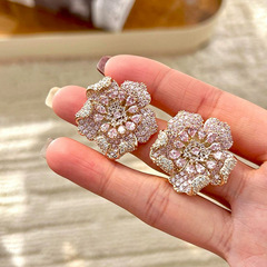 レトロな香港風がいっぱいで、ピンクの花のピアスが軽くて、高級感があります。