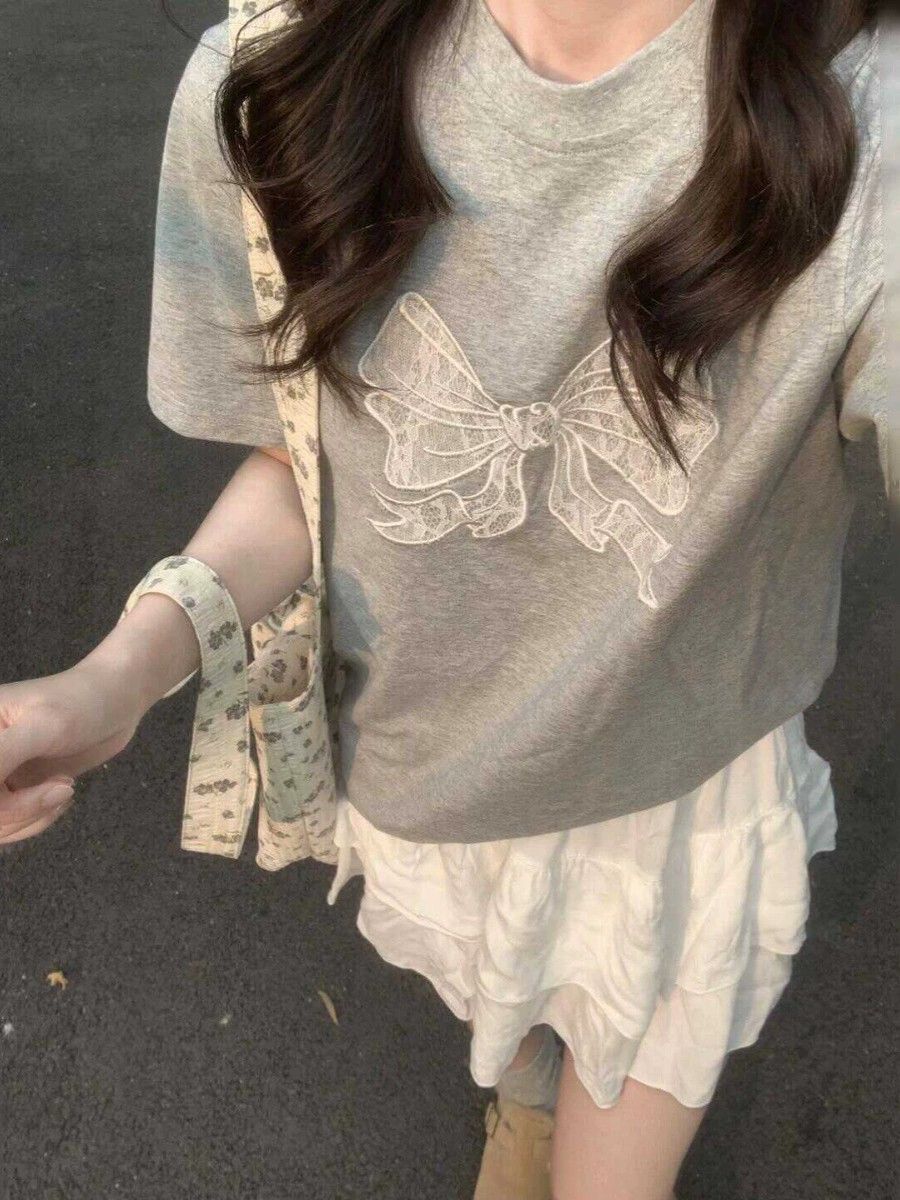 Áo thun nữ cổ tròn thêu nơ bướm, form rộng, chất cotton thoáng mát — màu xám