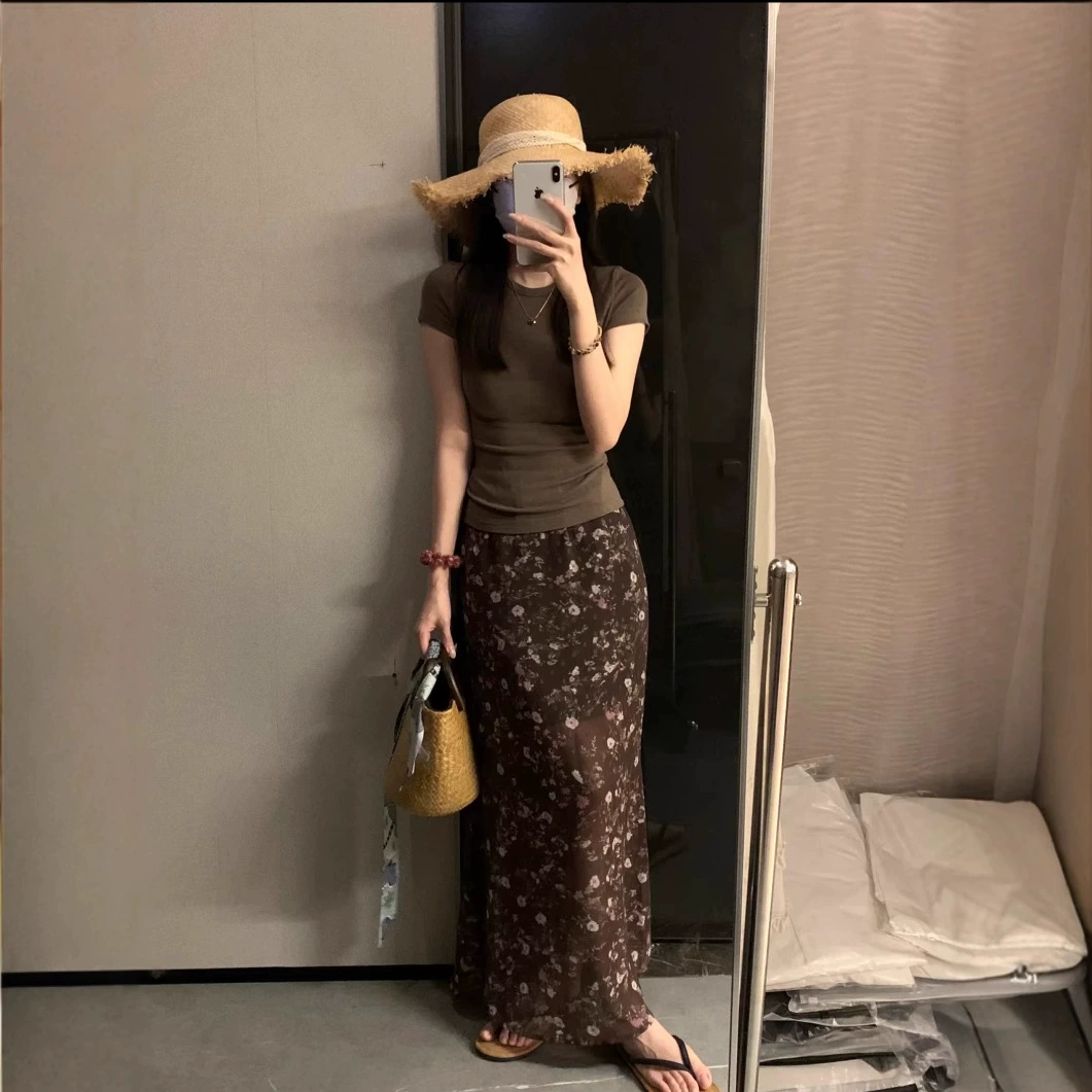 Нишевый простой топ кофейного цвета, футболка с короткими рукавами на правое плечо, женская летняя юбка с цветочным принтом, длинная юбка, праздничный стиль, комплект из двух предметов