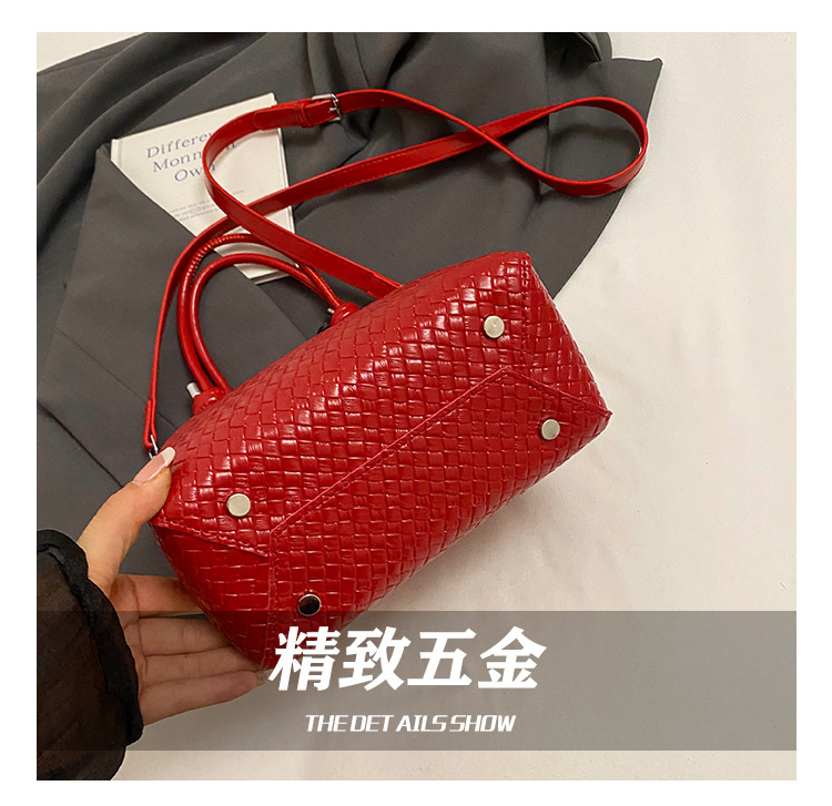 A niche and simple hand-held bucket bag for the summer of 2025, featuring a fashionable and stylish Korean style with a woven pattern, is a single-shoulder crossbody bag Application Scenario