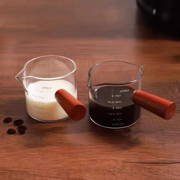 ins玻璃木柄带刻度小奶盅 浓缩拿铁意式咖啡小量杯料汁小奶壶奶罐