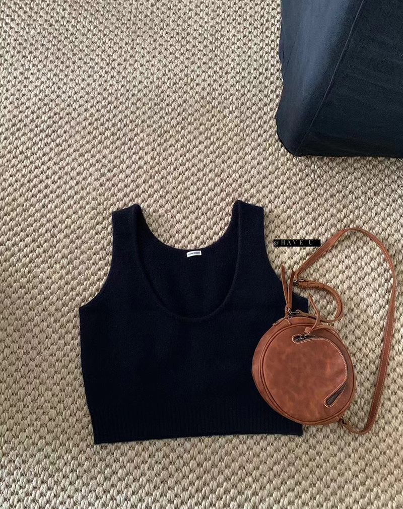 ウールニットのベストuネックの弾力性が短いです。