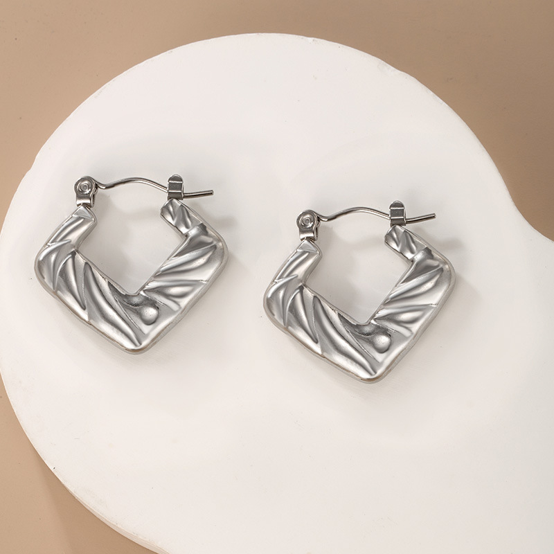 Xuping joyería pendientes de acero inoxidable personalidad europea y americana pendientes fríos geometría simple pendientes de torsión al por mayor mujeres