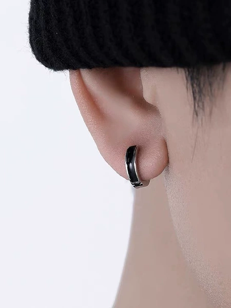 C388 A pair of earrings