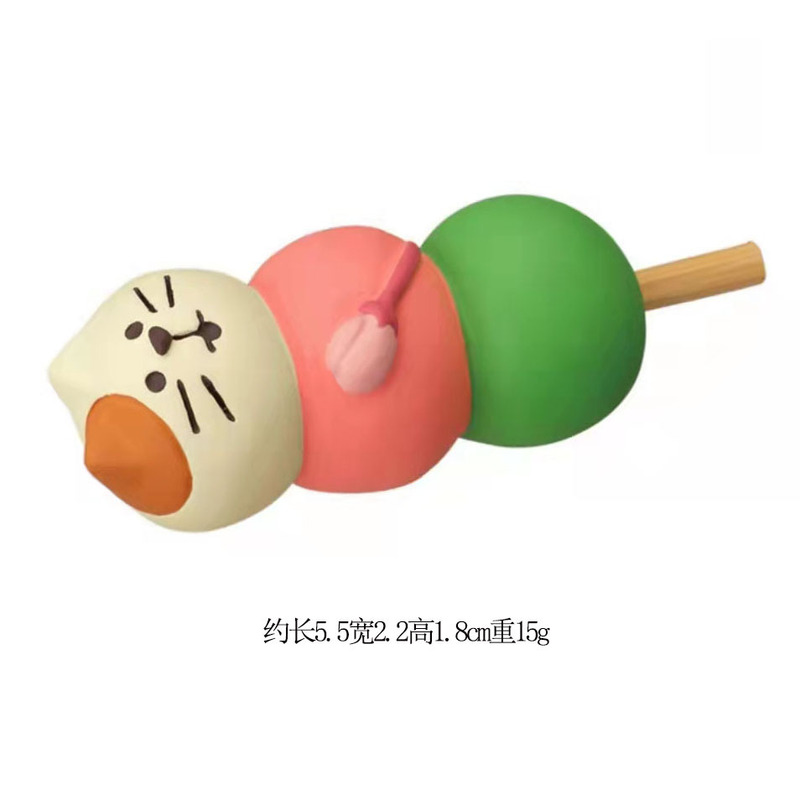 日本式の猫のイチゴのケーキのザカは食事をして桜のinsを遊びます。|undefined