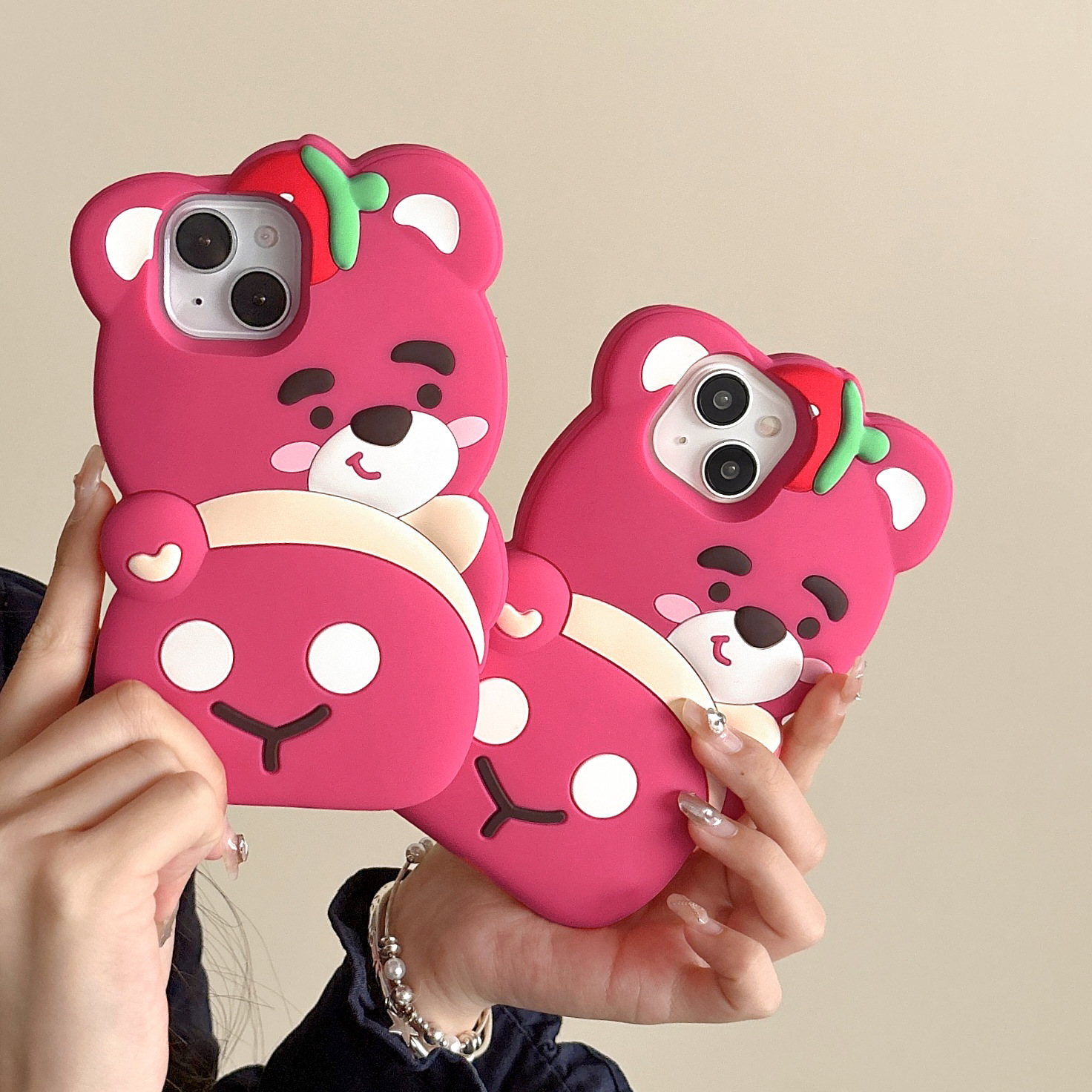 適用蘋果15pro翹屁股草莓熊手機殼iPhone15/14/13/12promax防摔殼