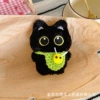 Чёрный кот с зелёной сумкой в виде пчелы (10×7,5 см)