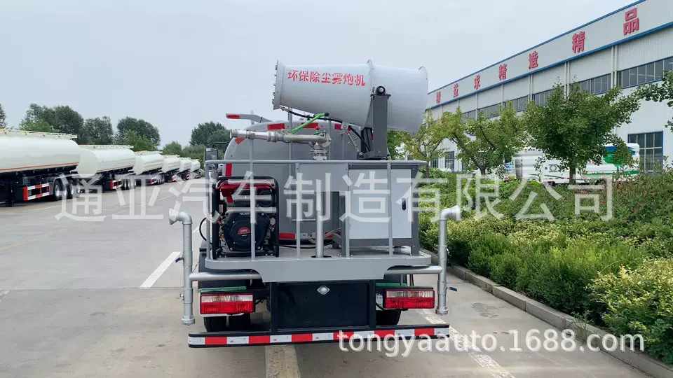 通亚汽车质惠版洒水车。质优价廉。