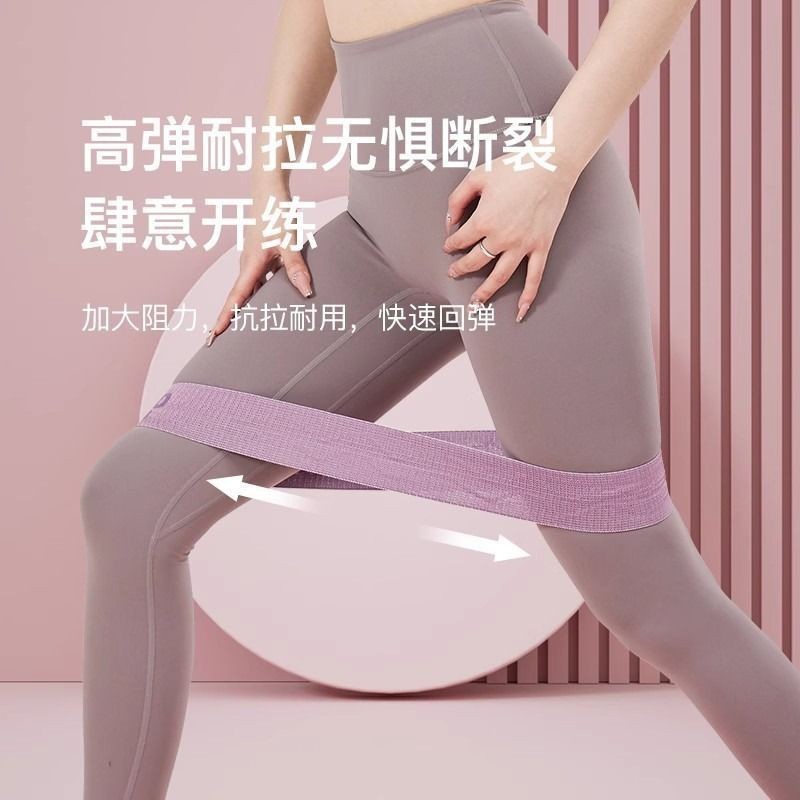 ヨガの弾力性はお尻のフィットネス抵抗を練習します。|undefined