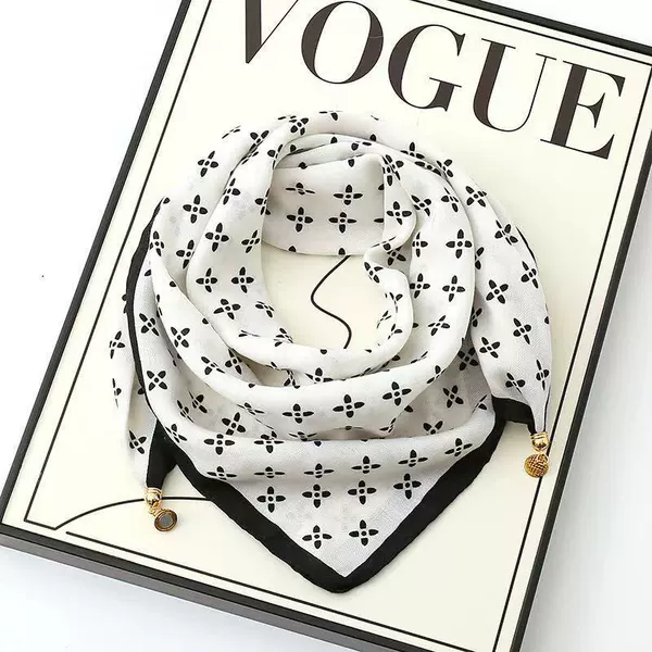 28 four-leaf white --- magnetic buckle cotton and linen (triangular scarf)