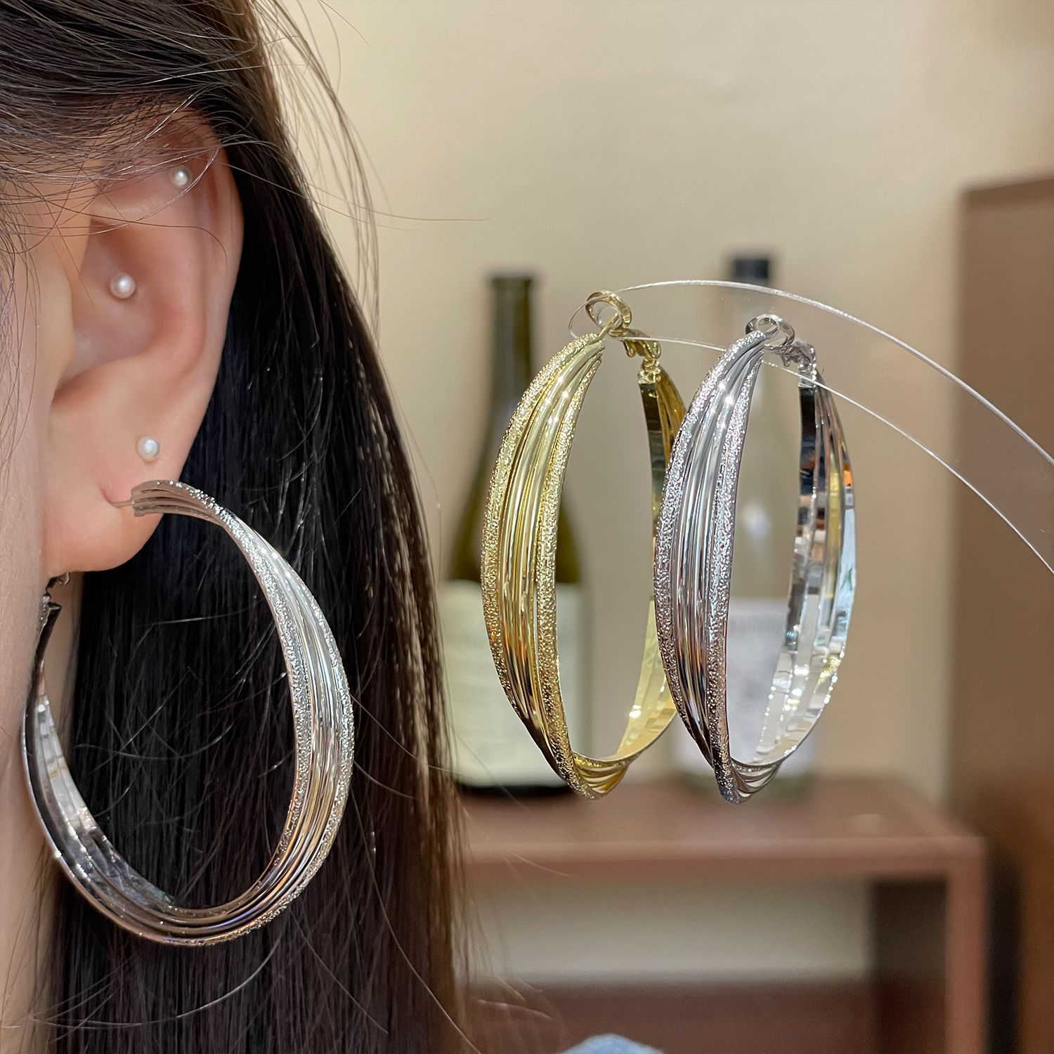 European and American cross-border fashion metal line foldable hoop earrings for women, unique design, light luxury, elegant and exquisite earrings