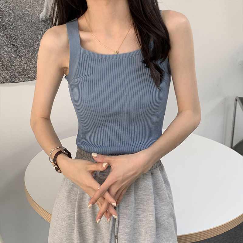 夏の韓国版の純色の短いタイプの中に黒いベストのニットの女性の底のシャツの学生の小さいガーターの上着を掛けて外に着ます。|undefined