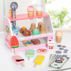 子供の木のままごとのシミュレーションのアイスクリームの販売店の売店のレジの役はおもちゃを演じます。