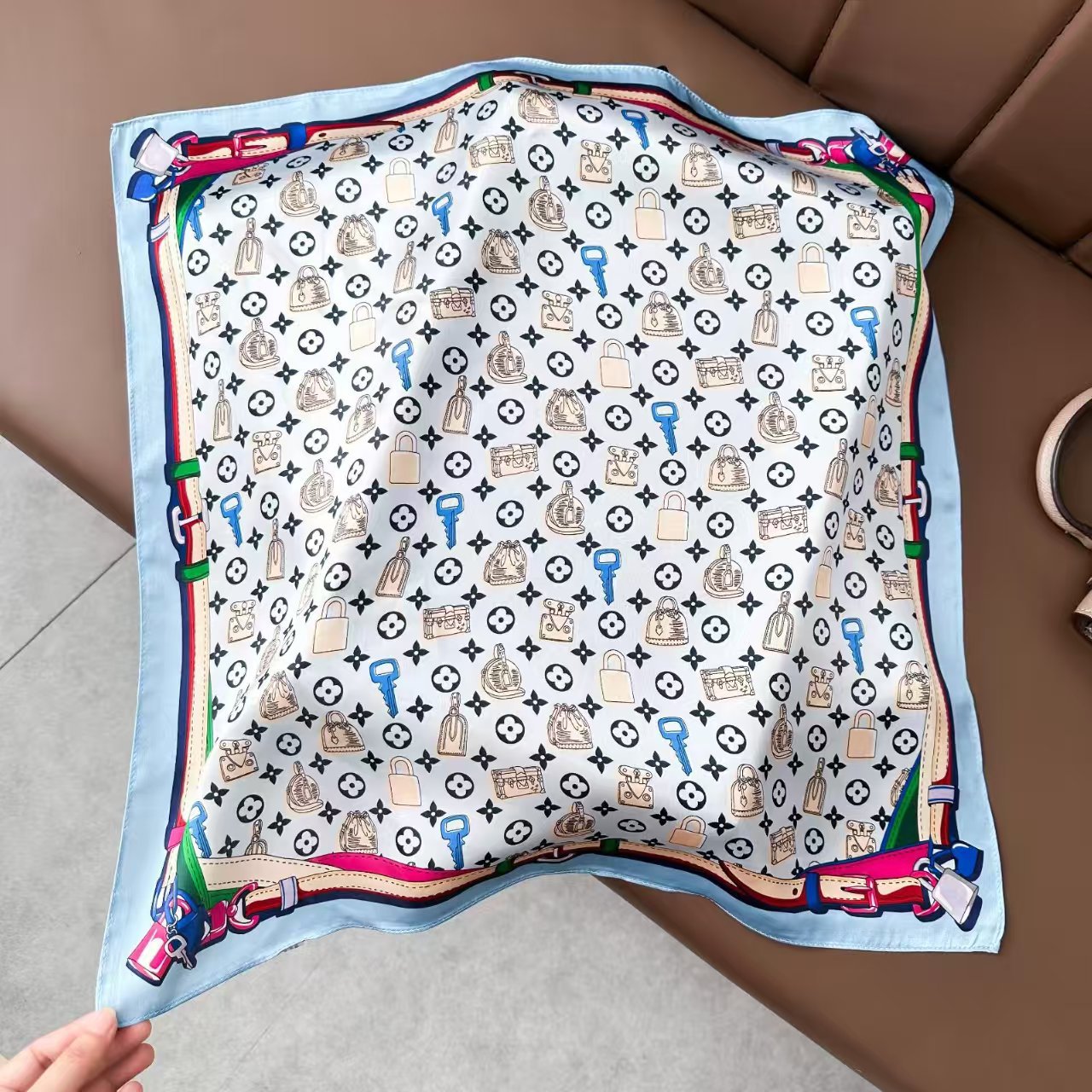 軽い豪華な北欧風の紫色の朝顔の花のプリントの绢糸のスカーフの女性の高級な気質の100% シルクの小さい方のタオル